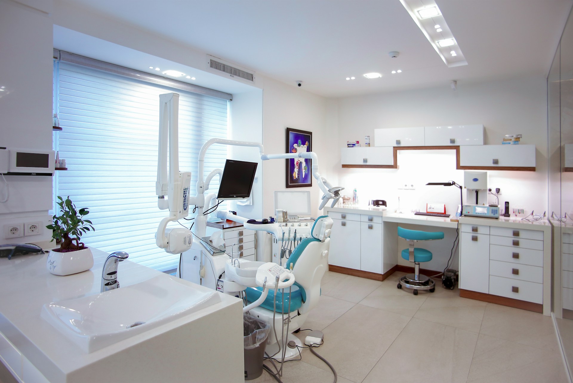 Interior klinik gigi modern dengan kursi dental dan peralatan lengkap